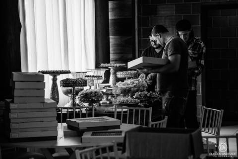 Equipe arrumando os doces para Casamento na chácara Carpe Diem, em são josé dos pinhais, curitiba, paraná'