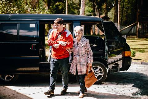Avó chegando para o Casamento, acompanhado do neto levando ela prlo braço, na chácara Carpe Diem, em são josé dos pinhais, curitiba, paraná'