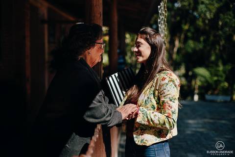 Avó dando conselho para neta antes do Casamento na chácara Carpe Diem, em são josé dos pinhais, curitiba, paraná'