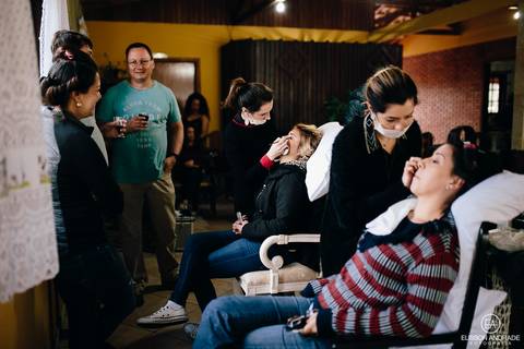 Fotojornalisto antes do Casamento na chácara Carpe Diem, em são josé dos pinhais, curitiba, paraná, irmã e dama de honra sendo maquiadas'