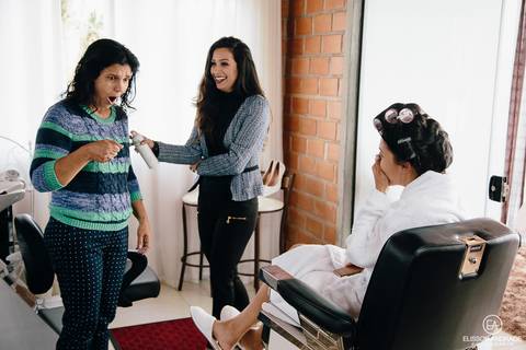 Making of da noiva, antes do Casamento na chácara Carpe Diem, em são josé dos pinhais, curitiba, paraná, sogra da noiva contando história e noiva rindo'