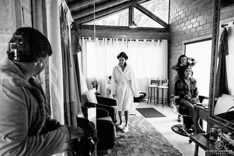 Making of da noiva, antes do Casamento na chácara Carpe Diem, em são josé dos pinhais, curitiba, paraná, noiva recebendo visitas durante o dia da noiva'