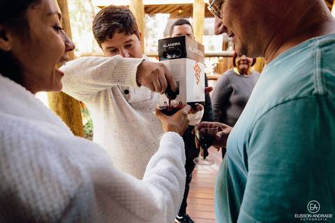 Making of da noiva, antes do Casamento na chácara Carpe Diem, em são josé dos pinhais, curitiba, paraná, noiva bebendo vinho'