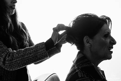 Making of da noiva, antes do Casamento na chácara Carpe Diem, em são josé dos pinhais, curitiba, paraná, mãe da noiva fazendo careta'