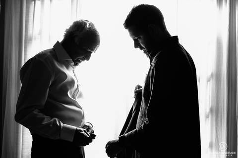 Making of do noivo, antes do Casamento na chácara Carpe Diem, em são josé dos pinhais, curitiba, paraná, noivo se arrumando junto com avô'