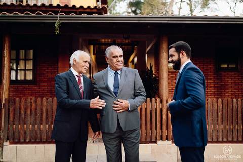Making of do noivo, antes do Casamento na chácara Carpe Diem, em são josé dos pinhais, curitiba, paraná, noivo acompanhado do pai e avô'