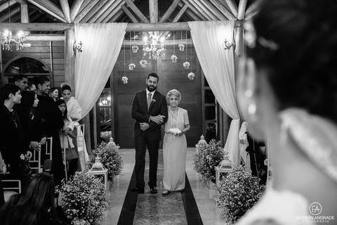 Casamento na chácara Carpe Diem, em são josé dos pinhais, curitiba, paraná, noivo entrando com a avó na cerimônia'
