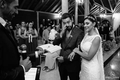 Casamento na chácara Carpe Diem, em são josé dos pinhais, curitiba, paraná, noivo chorando'
