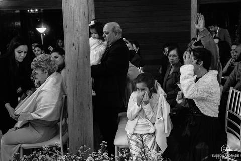 Casamento na chácara Carpe Diem, em são josé dos pinhais, curitiba, paraná, criança chorando durante o casamento, depois dos votos do noivo'