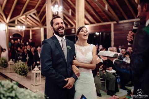 Casamento na chácara Carpe Diem, em são josé dos pinhais, curitiba, paraná, noivos dando risada com a pregação de casamento'