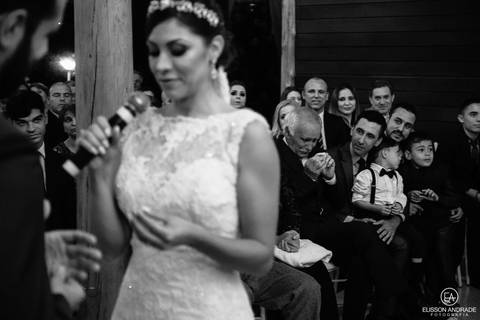 Casamento na chácara Carpe Diem, em são josé dos pinhais, curitiba, paraná, anô do noivo chorando, emocionado com os votos'