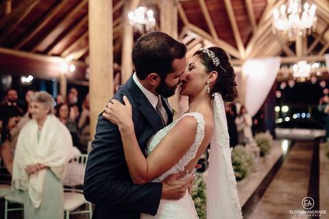 Casamento na chácara Carpe Diem, em são josé dos pinhais, curitiba, paraná, beijo dos noivos, após cerimônia'