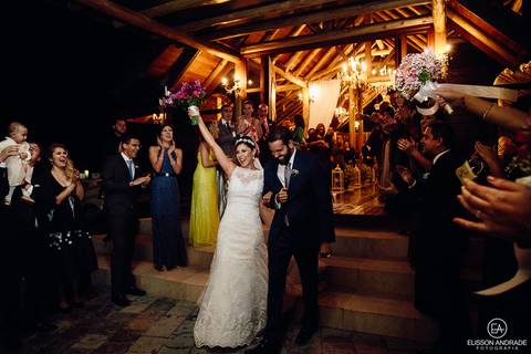 Casamento na chácara Carpe Diem, em são josé dos pinhais, curitiba, paraná, saída dos noivos, com pais e padrinhos aplaudindo, vestido de noiva lindo'