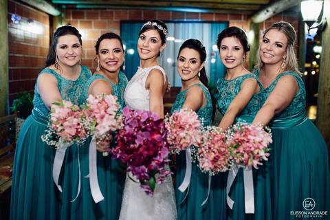 Casamento na chácara Carpe Diem, em são josé dos pinhais, curitiba, paraná, foto com as damas de honra e a noiva segurando o buque'