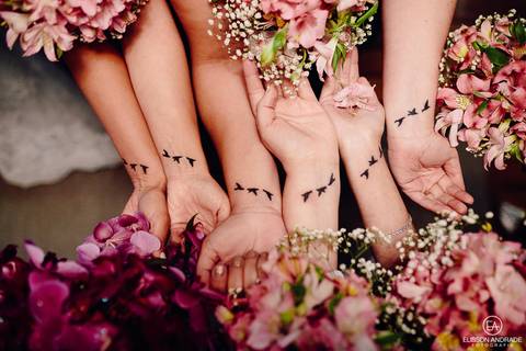 Casamento na chácara Carpe Diem, em são josé dos pinhais, curitiba, paraná, foto da tatuagem que as damas de honra fizeram junto com a noiva antes do casamento, tatuagens iguais'