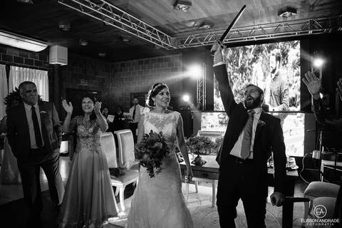 Casamento na chácara Carpe Diem, em são josé dos pinhais, curitiba, paraná, noivos comemorando o casamento'