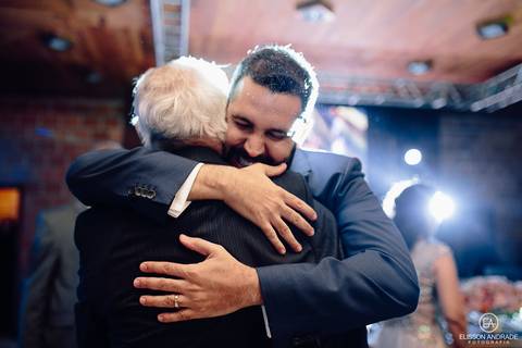 Casamento na chácara Carpe Diem, em são josé dos pinhais, curitiba, paraná, abraço emocionado do noivo no avô'