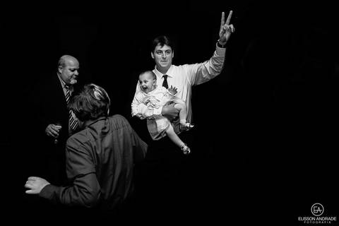 Casamento na chácara Carpe Diem, em são josé dos pinhais, curitiba, paraná, convidados dançando com criança fazendo careta'