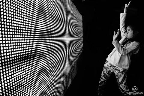 Casamento na chácara Carpe Diem, em são josé dos pinhais, curitiba, paraná, criança dançando durante a festa, fazendo careta'