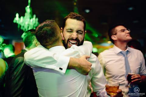 Casamento na chácara Carpe Diem, em são josé dos pinhais, curitiba, paraná, foto de abraço carinhoso do noivo em convidado'