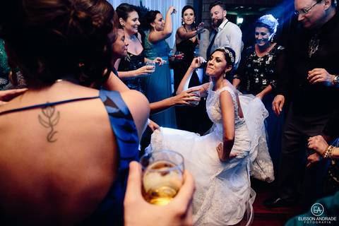 Casamento na chácara Carpe Diem, em são josé dos pinhais, curitiba, paraná, noiva dançando até o chão'