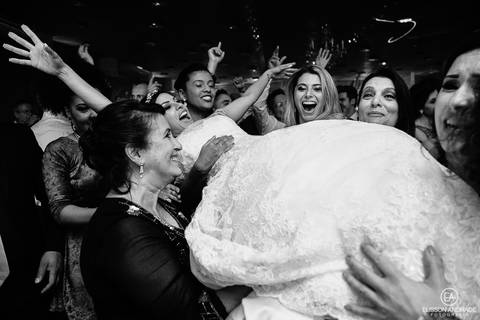 Casamento na chácara Carpe Diem, em são josé dos pinhais, curitiba, paraná, noiva sendo jogada para cima pelas madrinhas e convidadas'