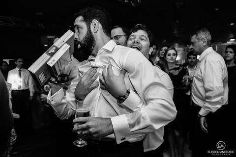 Casamento na chácara Carpe Diem, em são josé dos pinhais, curitiba, paraná, convidado apertando o peito do noivo'