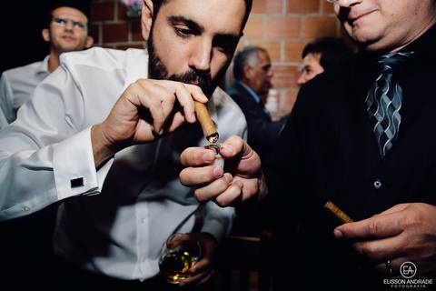 Casamento na chácara Carpe Diem, em são josé dos pinhais, curitiba, paraná, noivo fumando charuto com os padrinhos e amigos mais próximos'