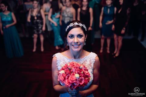 Casamento na chácara Carpe Diem, em são josé dos pinhais, curitiba, paraná, noiva jogando buque/bouquet'