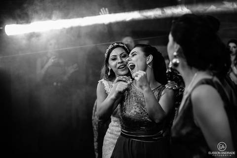 Casamento na chácara Carpe Diem, em são josé dos pinhais, curitiba, paraná, noiva dançando com madrinha durante a festa'