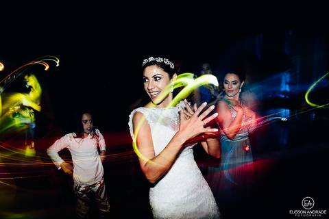 Casamento na chácara Carpe Diem, em são josé dos pinhais, curitiba, paraná, noiva dançando durante a festa'