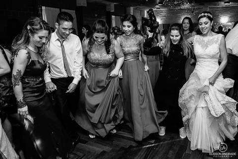 Casamento na chácara Carpe Diem, em são josé dos pinhais, curitiba, paraná, noiva danando com os convidados e com a fotógrafa'