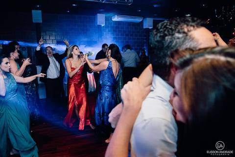 Casamento na chácara Carpe Diem, em são josé dos pinhais, curitiba, paraná, convidados dançando'