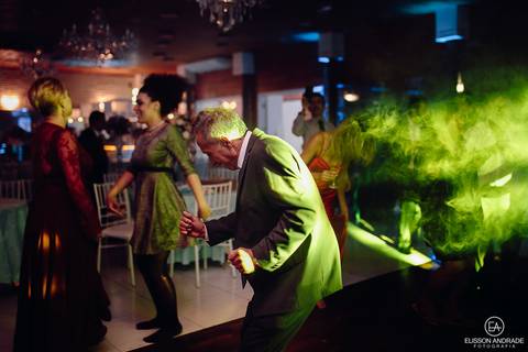 Casamento na chácara Carpe Diem, em são josé dos pinhais, curitiba, paraná, pai da noiva dançando durante a festa de casamento'