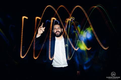 Casamento na chácara Carpe Diem, em são josé dos pinhais, curitiba, paraná, noivo dançando no fim da festa'