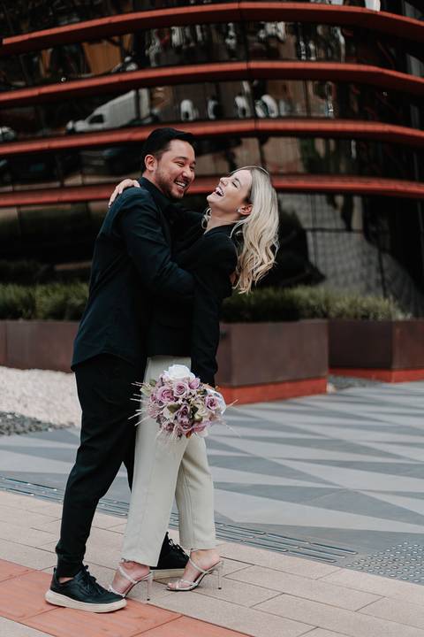 fotografia de casal criativo, ensaio noivado Maringá, casal dinâmico e alegre, buquê moderno, ensaio original'