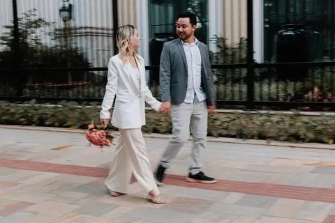 casamento original Maringá, casal com estilo, detalhes artesanais no casamento, noivos em movimento, ensaio pré-casamento personalizado'