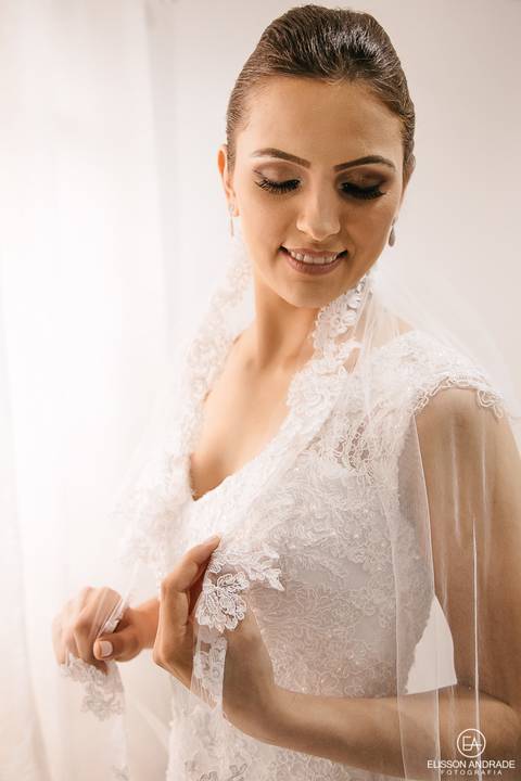 Making of da noiva, retrato da noiva, foto da noiva com vestido de noiva, casamento mini-wedding no restaurante Quintal de Casa, em Apucarana/PR'