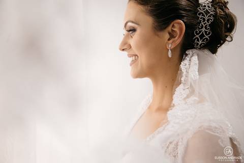 Making of da noiva, retrato de noiva, foto da noiva com vestido de noiva, casamento mini-wedding no restaurante Quintal de Casa, em Apucarana/PR'