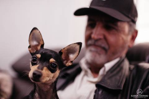 Making of do noivo, cachorro do noivo olhando pra camera, casamento mini-wedding no restaurante Quintal de Casa, em Apucarana/PR'