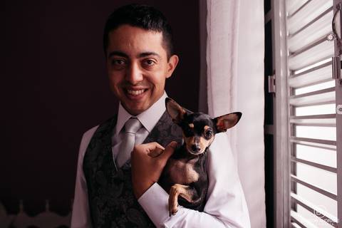 Making of do noivo, noivo segurando cachorra no colo, casamento mini-wedding no restaurante Quintal de Casa, em Apucarana/PR'