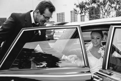Cerimônia de casamento, noiva chegando no carro, casamento mini-wedding no restaurante Quintal de Casa, em Apucarana/PR'