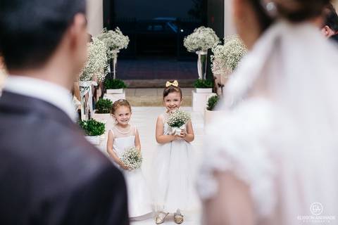 Cerimônia de casamento, daminhas de aliança entrando, casamento mini-wedding no restaurante Quintal de Casa, em Apucarana/PR'