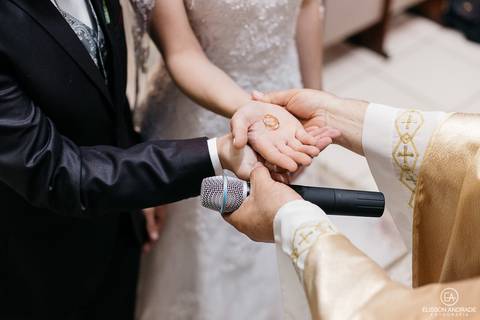 Cerimônia de casamento, abençoando as alianças, casamento mini-wedding no restaurante Quintal de Casa, em Apucarana/PR'
