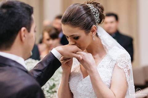Cerimônia de casamento, noiva beijando a aliança do noivo, casamento mini-wedding no restaurante Quintal de Casa, em Apucarana/PR'