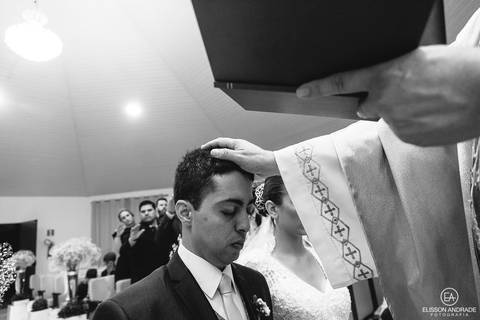 Cerimônia de casamento, padre abençoando o noivo, casamento mini-wedding no restaurante Quintal de Casa, em Apucarana/PR'