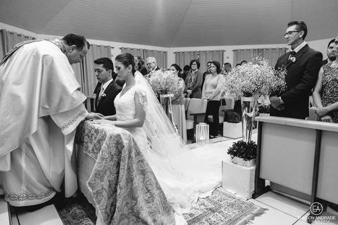 Cerimônia de casamento, padre aconselhando o casal, casamento mini-wedding no restaurante Quintal de Casa, em Apucarana/PR'