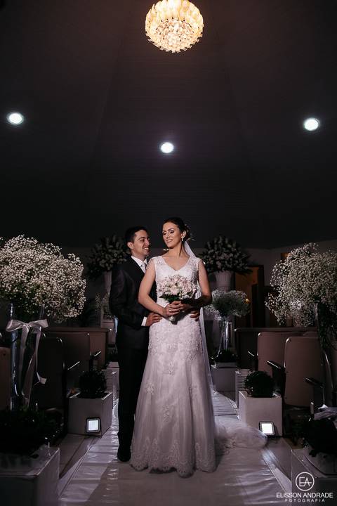 Cerimônia de casamento, retrato dos recém casados, foto da noiva com vestido de noiva, casamento mini-wedding no restaurante Quintal de Casa, em Apucarana/PR'