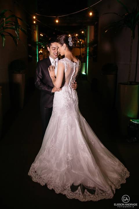 Cerimônia de casamento, retrato dos recém casados, foto da noiva com vestido de noiva, casamento mini-wedding no restaurante Quintal de Casa, em Apucarana/PR'