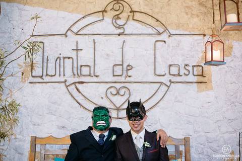 Festa de casamento, pai e filho com máscaras do Hulk e do Batman, casamento mini-wedding no restaurante Quintal de Casa, em Apucarana/PR'